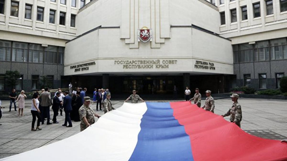 Российский флаг у здание Госсовета Крыма Сирия признала Крым неотъемлемой частью России