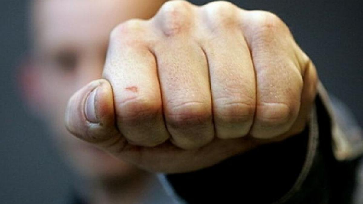Дебошир напал на полицейского в кафе в Астрахани удар кулаком