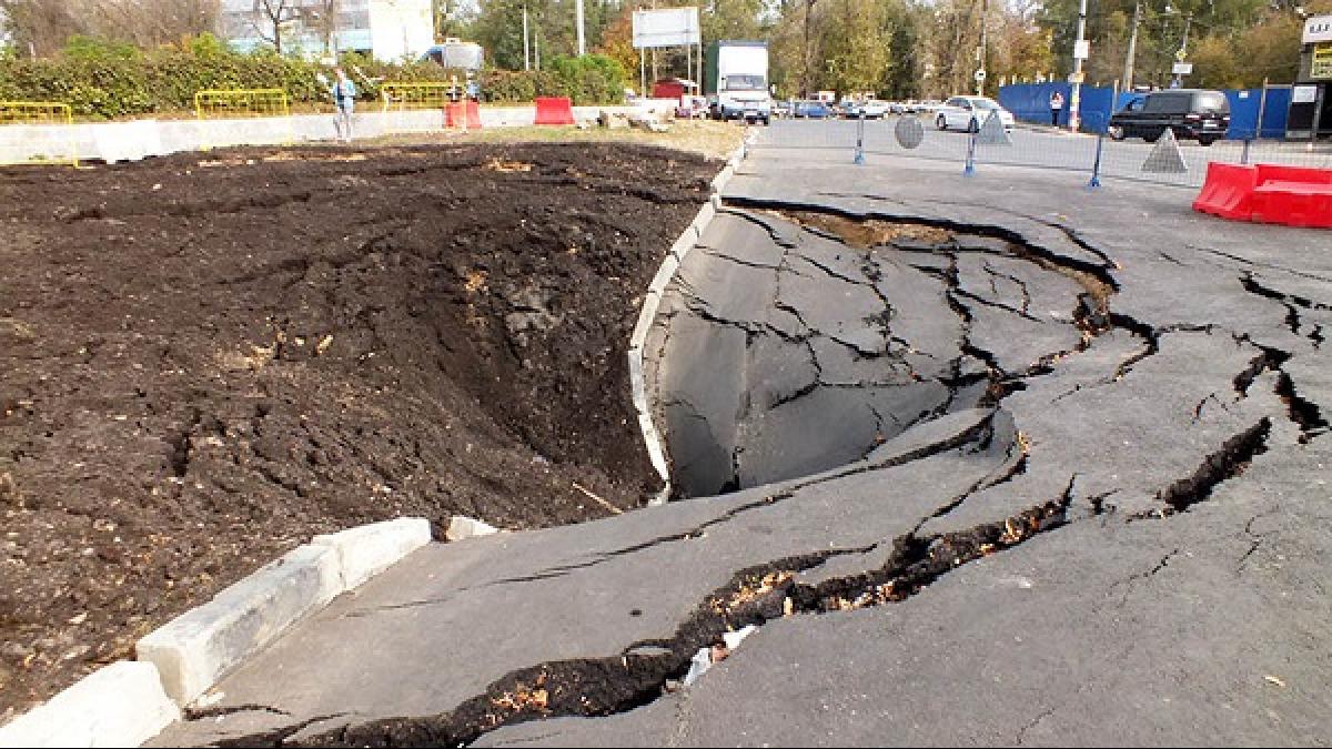 В Саратовской области обвалилась дорога из-за кражи канализационных труб на 1 миллиард рублей В российском городе обвалилась дорога из-за кражи канализации за миллиард рублей