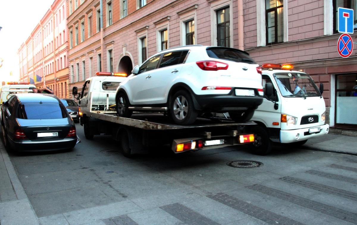 В одном из районов Санкт-Петербурга прошла массовая эвакуация авто
