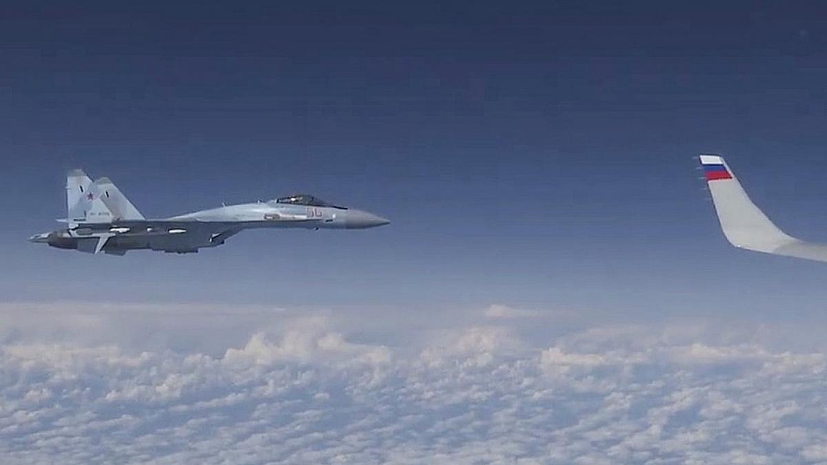 F-18 у российского самолета Су-27 отогнал F-18 от самолета Шойгу