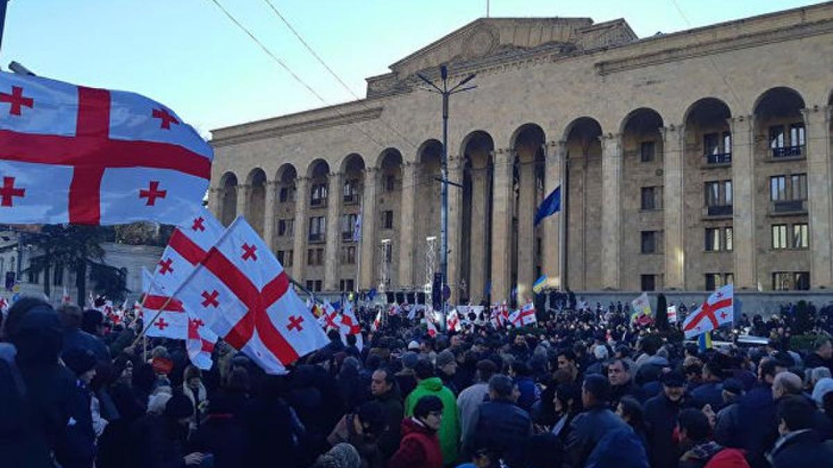 протесты в Тбилиси В Тбилиси оппозиция устроила акцию протеста у парламента, расставив палатки