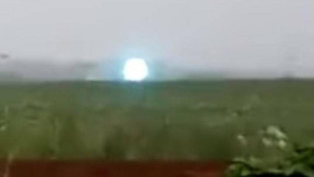 В Новосибирске сняли на видео шаровую молнию В Новосибирске сняли на видео шаровую молнию
