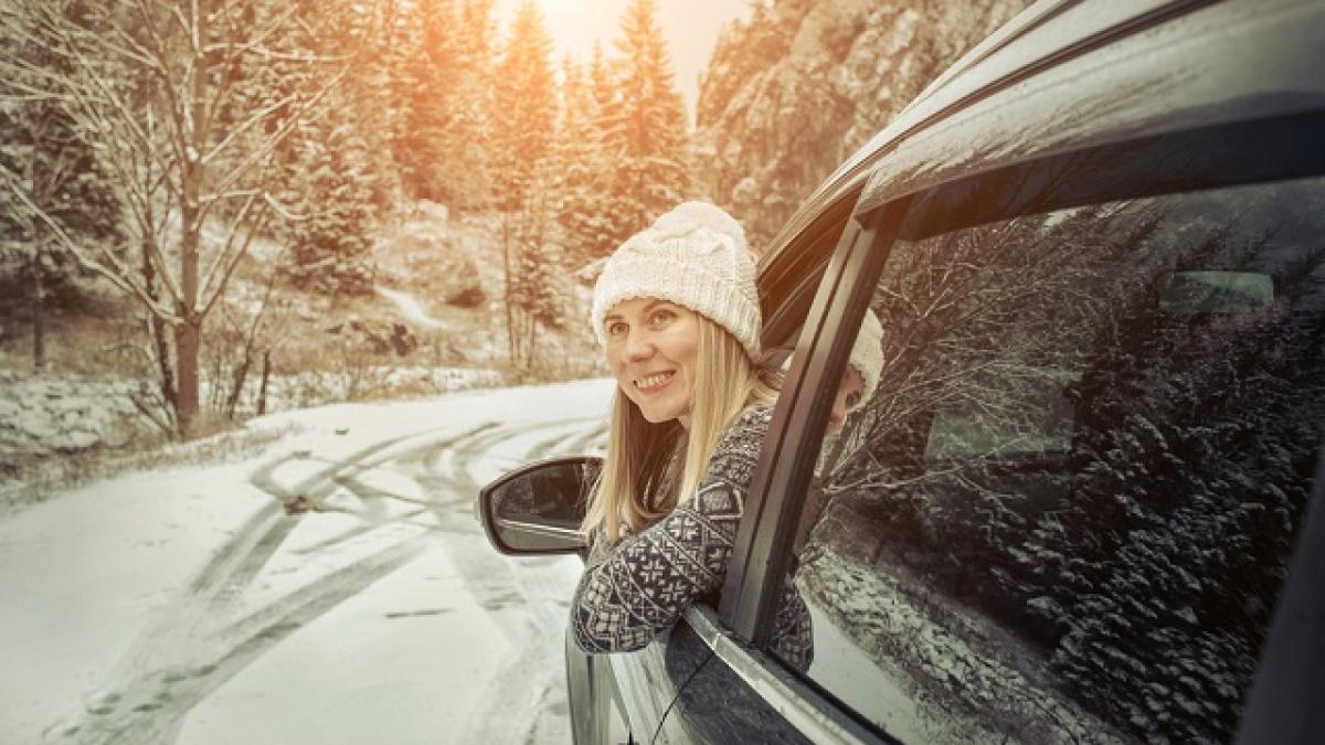 Девушка за рулем автомобиля зимой Автомобиль для русской зимы
