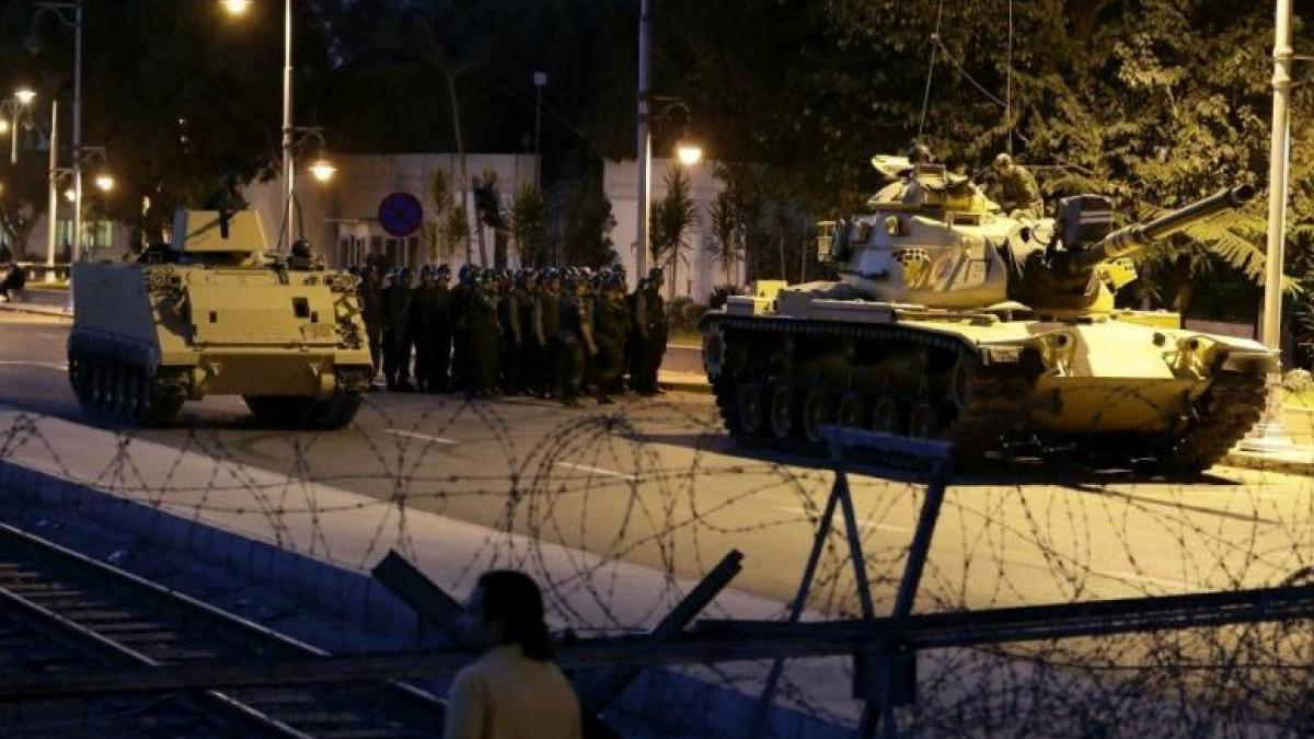 Экс-главком ВВС Турции признался в организации военного переворота Экс-главком ВВС Турции Акын Озтюрк признался в организации переворота
