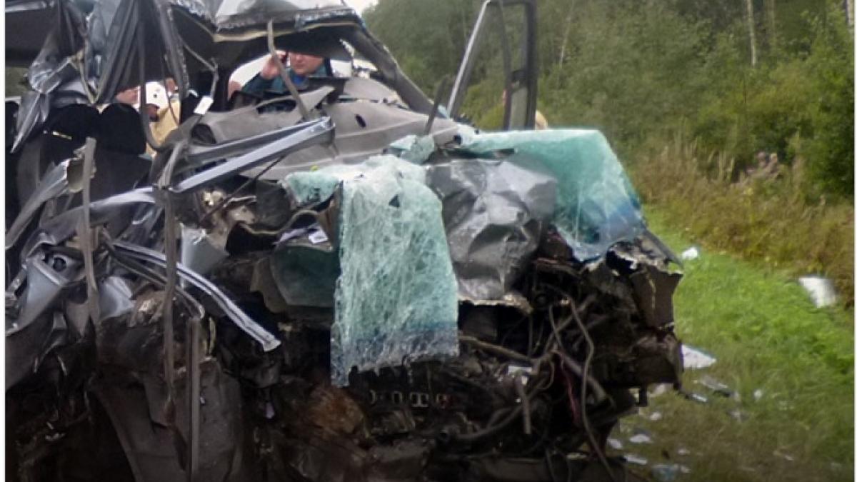В Кировской области в лобовом ДТП погибли 6 человек В Кировской области в жутком лобовом ДТП погибли 6 человек