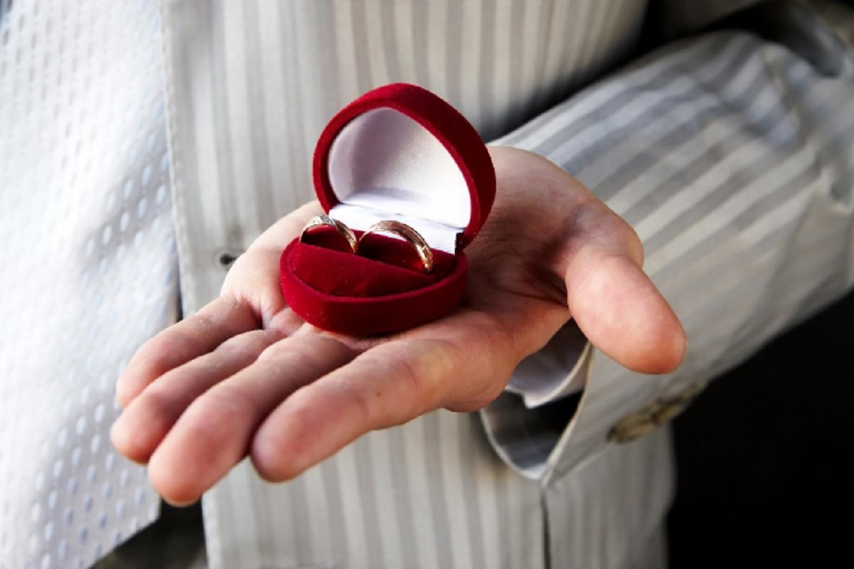 Какое кольцо дарят девушке. Кольцо для предложения. Обручальное кольцо для предложения. Кольцо в коробочке для предложения. Предложение руки и сердца.