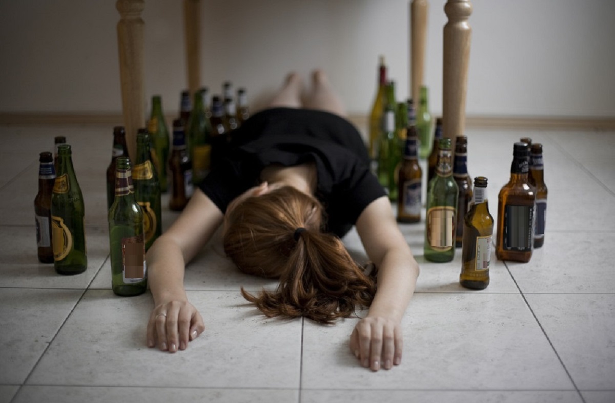 Пьяные позируют. Пьющие девушки. Алкогольная зависимость у женщин.