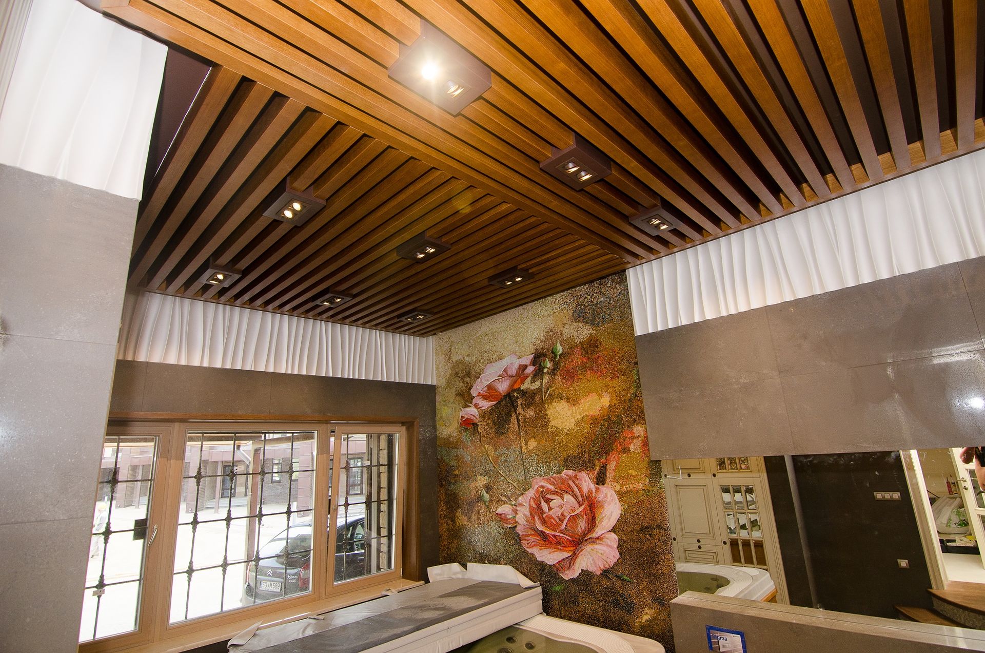 Интерьер зала с деревянным потолком