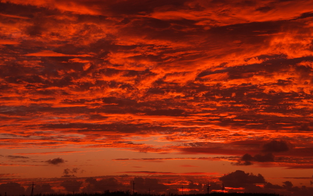 Красный закат предложение. Красное небо. Оранжевый закат. Кровавое небо. Красные облака.