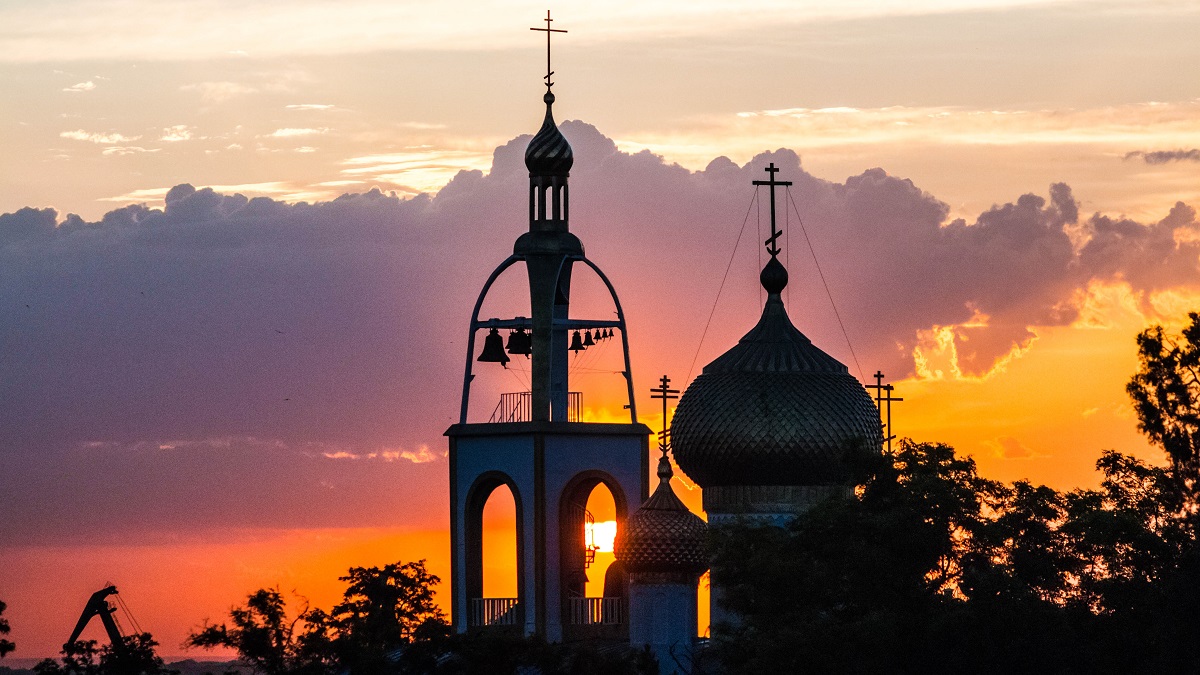 Силуэт церкви на закате