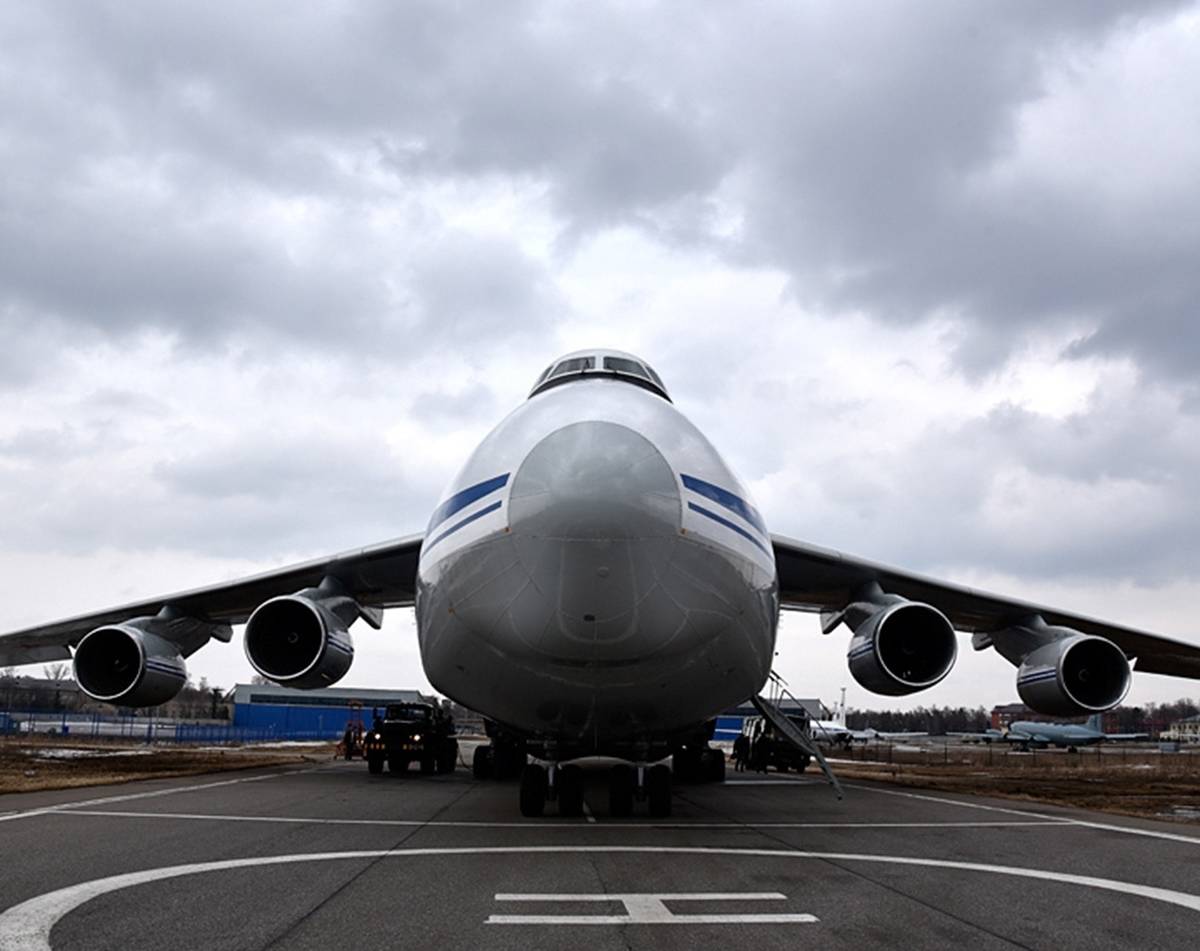 Самый большой российский. АН-124 ВКС России. АН 124 Руслан ВКС России. Двигатель АН 124 Руслан. АН 124 спереди.