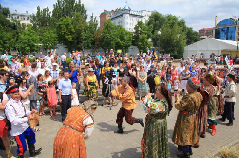 Праздничные мероприятия в ростове на дону. Фестиваль реки Дон. Гулянья на Дону. С праздником Ростов на Дону. Фестивали в Ростове на Дону.