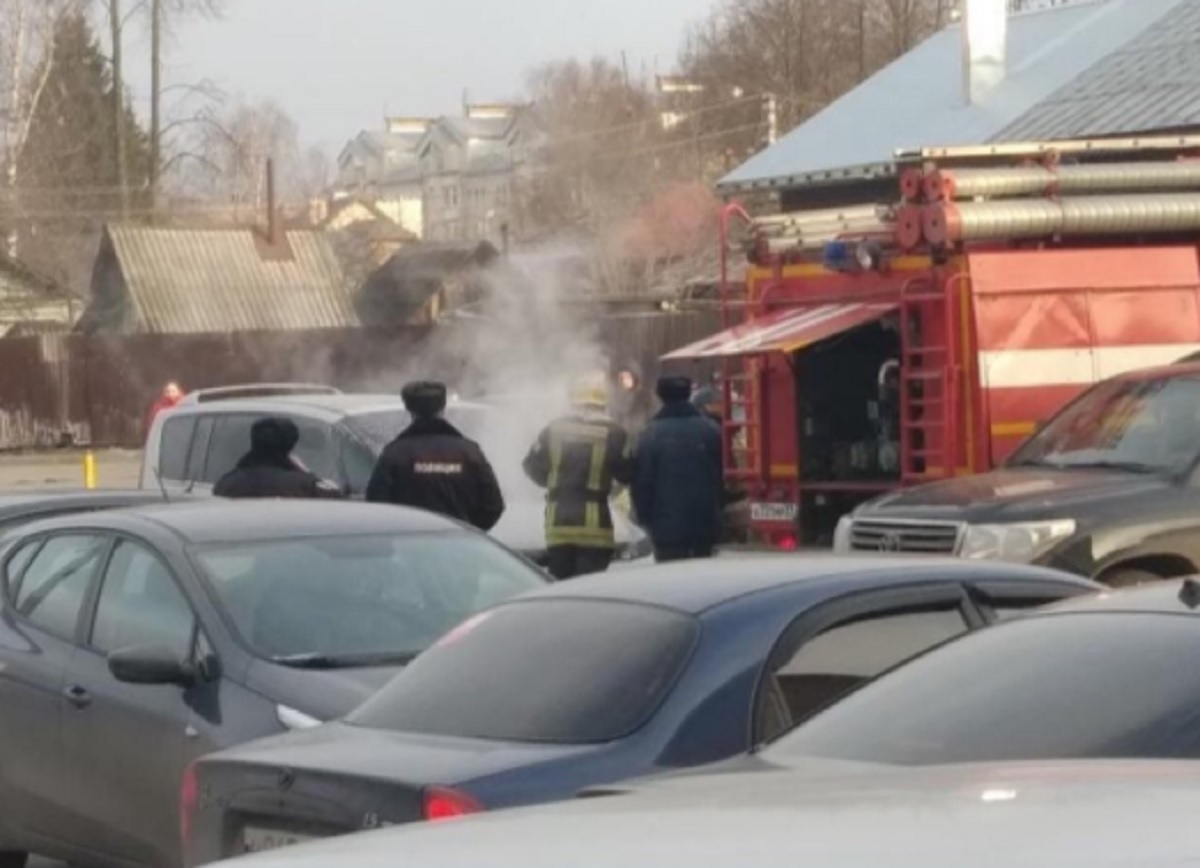 в центре вологды вспыхнула иномарка.
