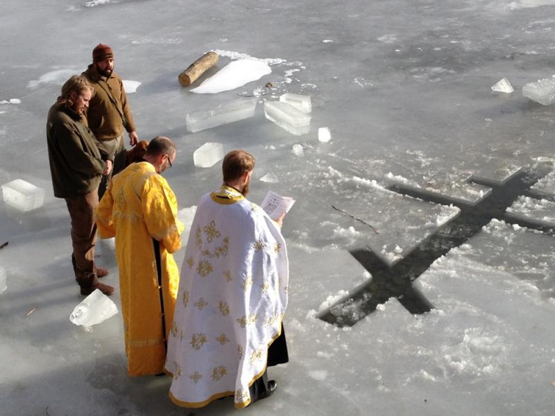 Святая вода ночью. Купание в Иордане на крещение. Крещение народа в Иордане. Река Иордан крещение.