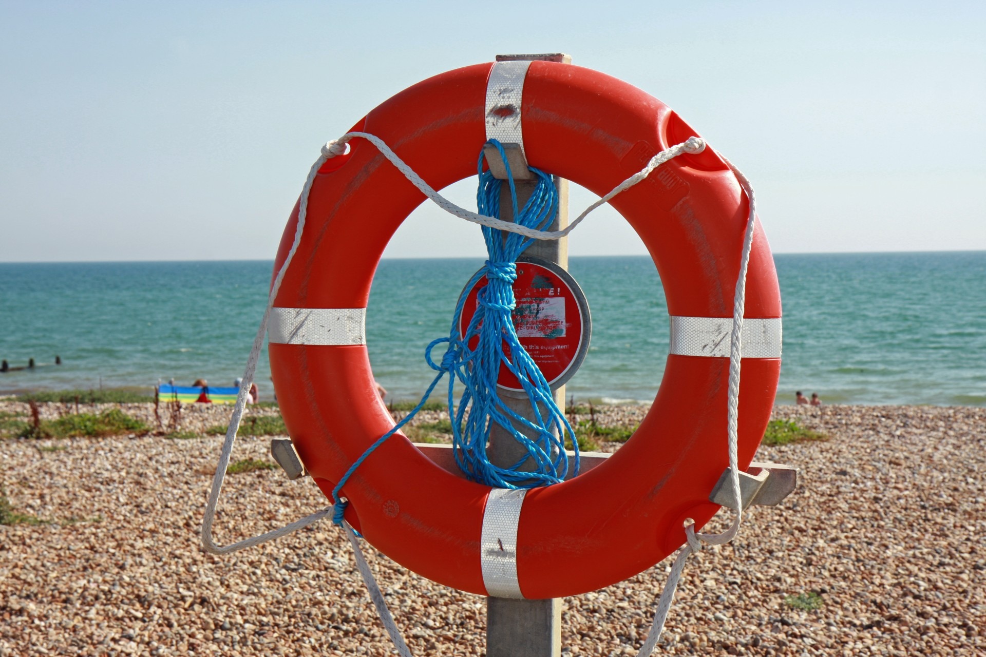 Спасательная музыка. Спасательный круг. Спасательный круг на пляже. Морской спасательный круг. Спасательный круг на воде.