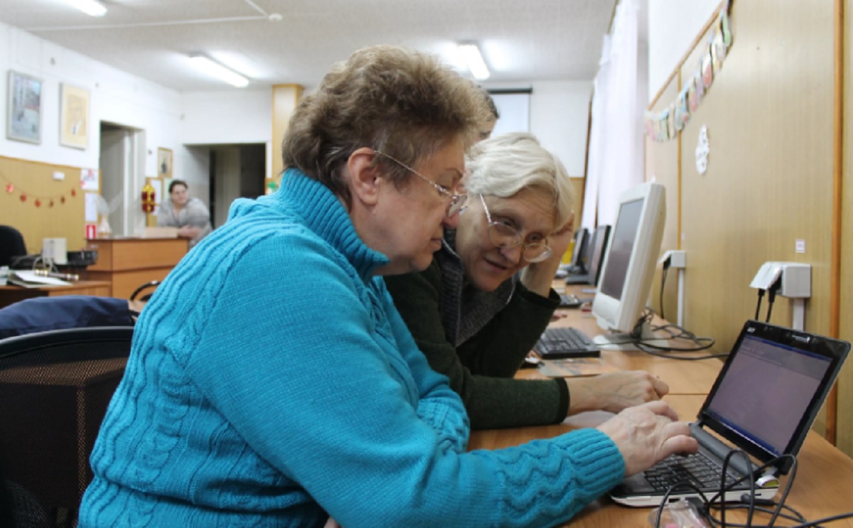 Комиссия пенсионерам. Компьютерные курсы для пожилых. Компьютерная грамотность для пенсионеров. Пожилые люди обучающиеся компьютерной грамотности. Обучение компьютерной грамотности пенсионеров.