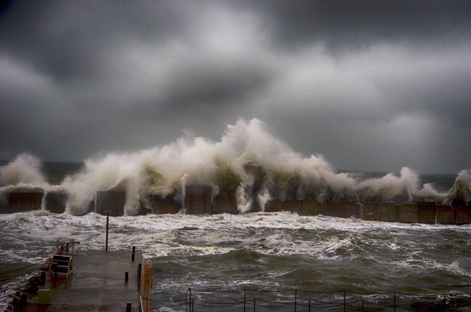 Штормовое ли сегодня. Сильный шторм в Крыму. Самый сильный шторм на черном море. Азовское ЦУНАМИ. Океан ЦУНАМИ шторм гроза.
