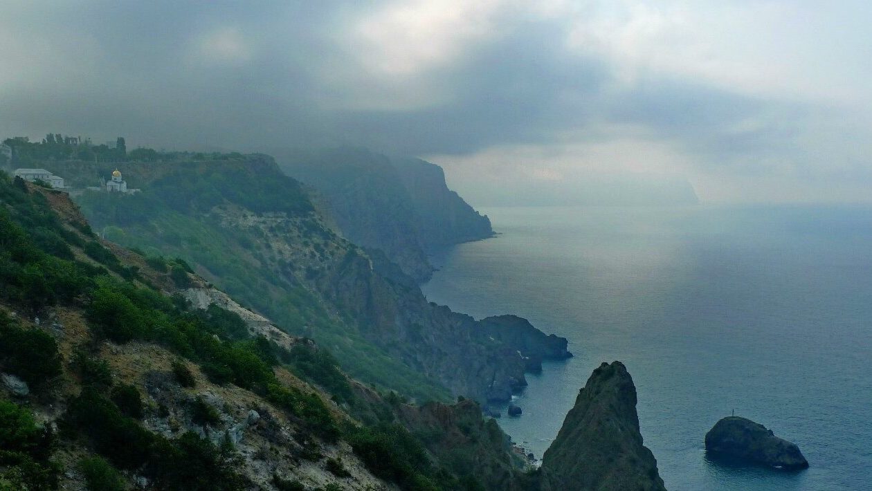 Дождливый крым. Крым горы дождь. Дождь в крымских горах. Гроза в крымских горах. Ливень в Судаке.