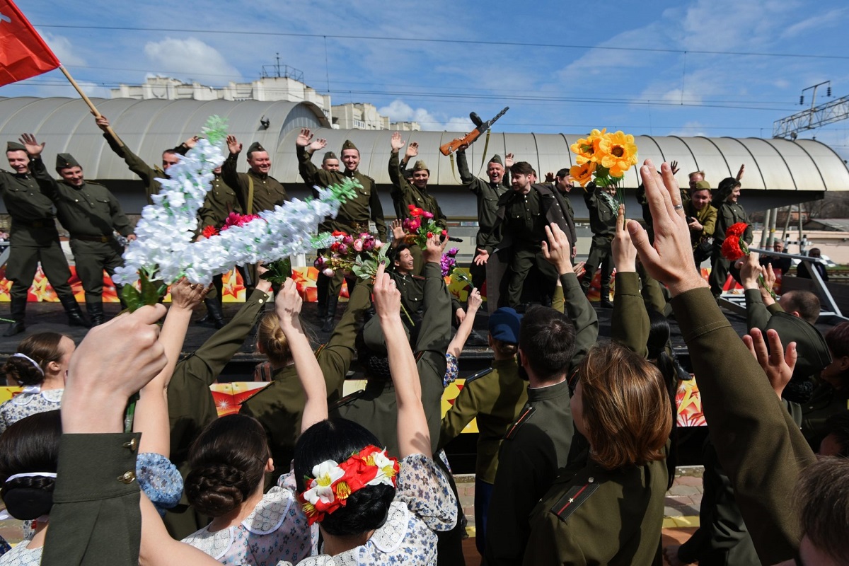 Значение праздника 9 мая. 9 Мая Астрахань. Празднование дня Победы. Встречаем день Победы. Праздник девятое мая гулянье.