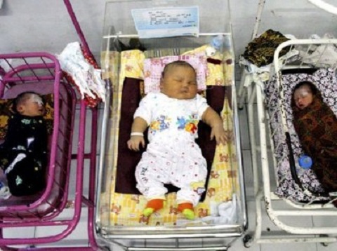 В Индонезии родился самый большой в мире ребенок 