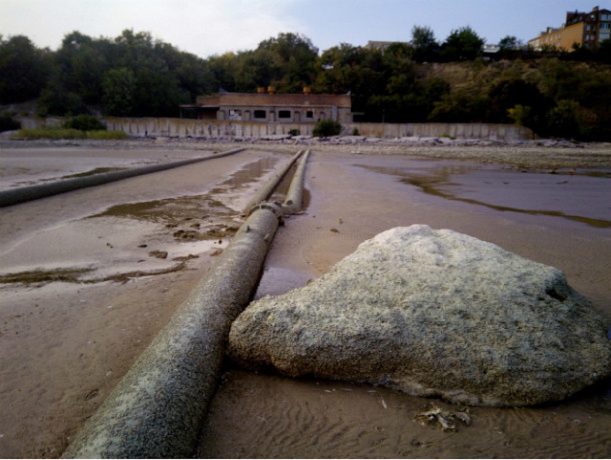 Вода таганрог. Таганрог Отгон воды. Таганрогский Водоканал. Таганрог грязная вода. Отлив в Таганроге.