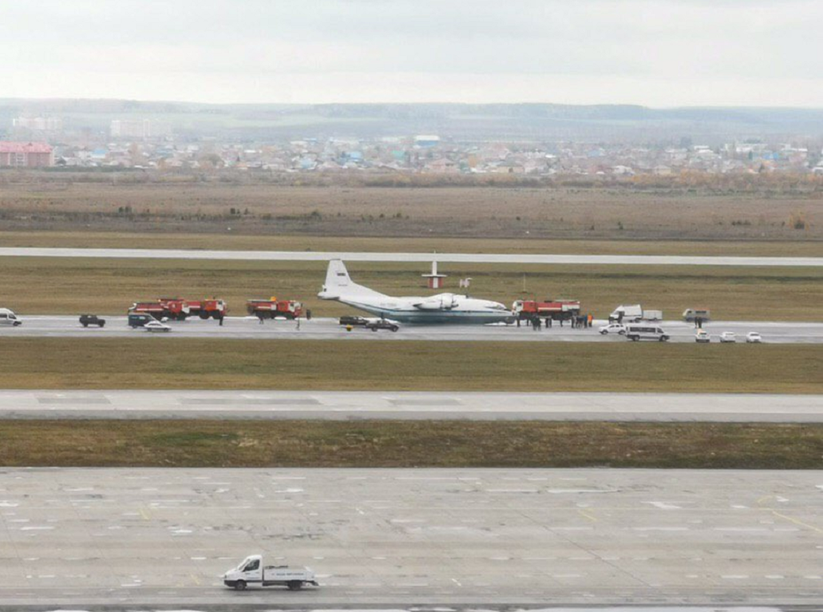 Посадка кольцово екатеринбург. АН-12 Кольцово. АН-12 военно-транспортный самолёт Кольцово Екатеринбург. Военный аэродром Кольцово Екатеринбург. АН-12 посадка без шасси.