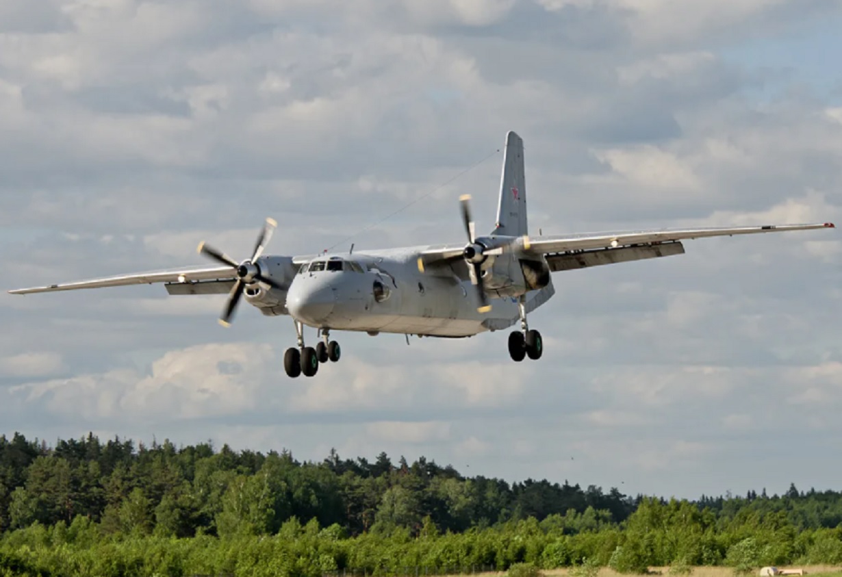 Самолет ан 26. АН 26 самолет. Антонов АН-26. АН-26 военно-транспортный самолёт. Самолет АН-24 АН-26.