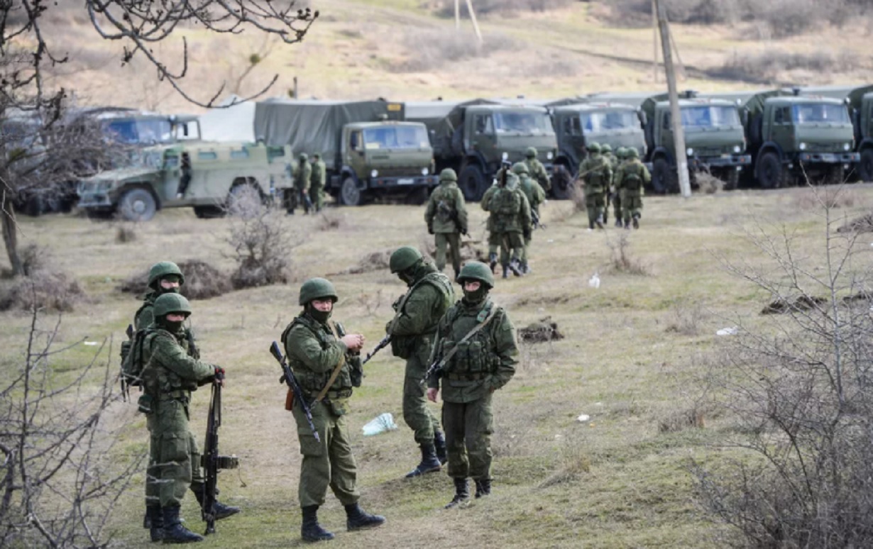 Около границы. Российские военные на границе с Украиной. Войска на границе. Войска на границе с Крымом. Российские пограничники в Крыму.