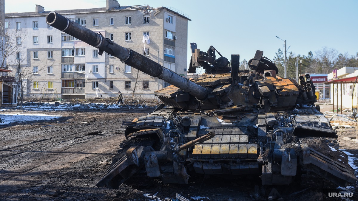 В волновахе убили 9. Разбитая Военная техника. Военная техника спецоперация на Украине. Разбитый украинский танк. Разбитая украинская техника.