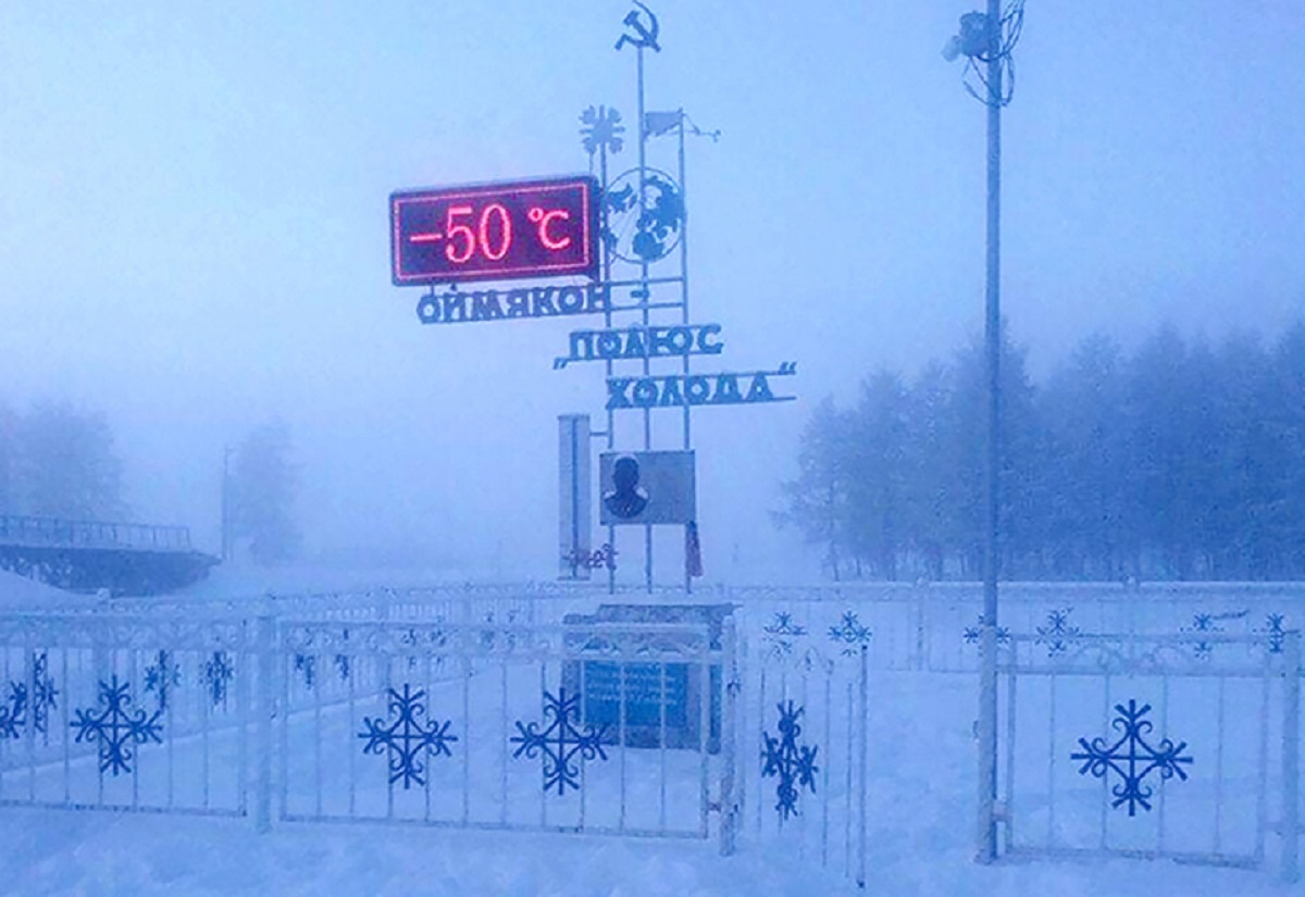 Сколько градусов зимой. Оймякон полюс холода. Оймякон -71. Оймякон -70 полюс холода. Оймякон 70 градусов Мороза.