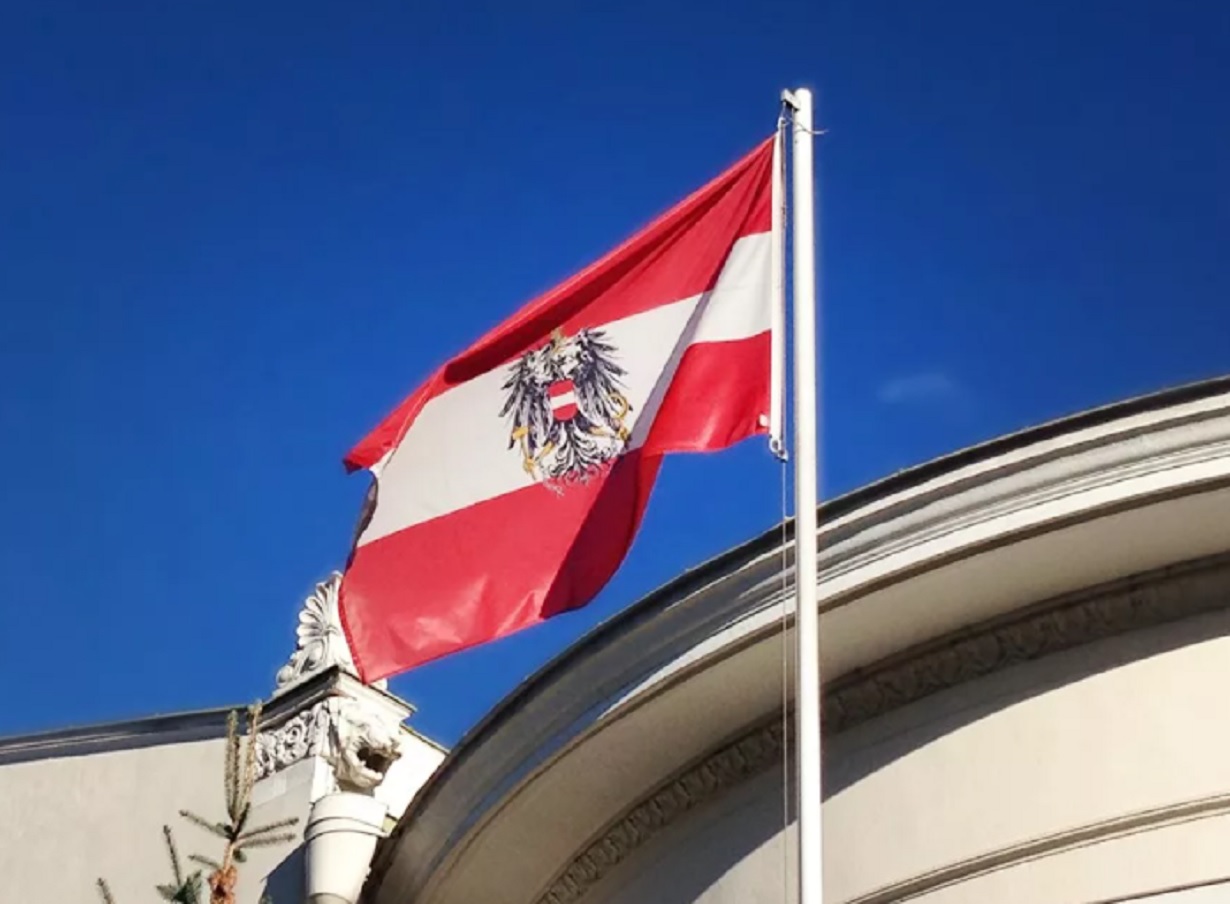 Австрия приняла. Флаг Австрии. Россия Австрия флаги. Австрия политика. Австрия флаг на здании.