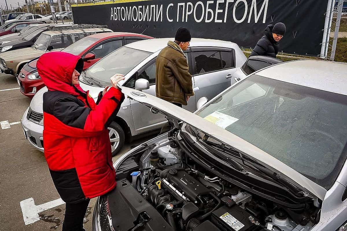 Подержанная как понять. Перекупщик автомобилей. Авторынок перекупы. Автомобиль с пробегом перекупщик. Перекуп продает авто.