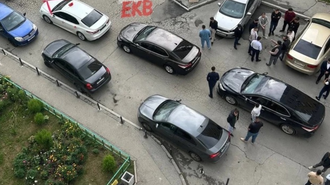 Стоянка машин во дворе. Парковка машин во дворе. Перекрыли машину во дворе. Машина во дворе. Машины загораживают выезд со двора.