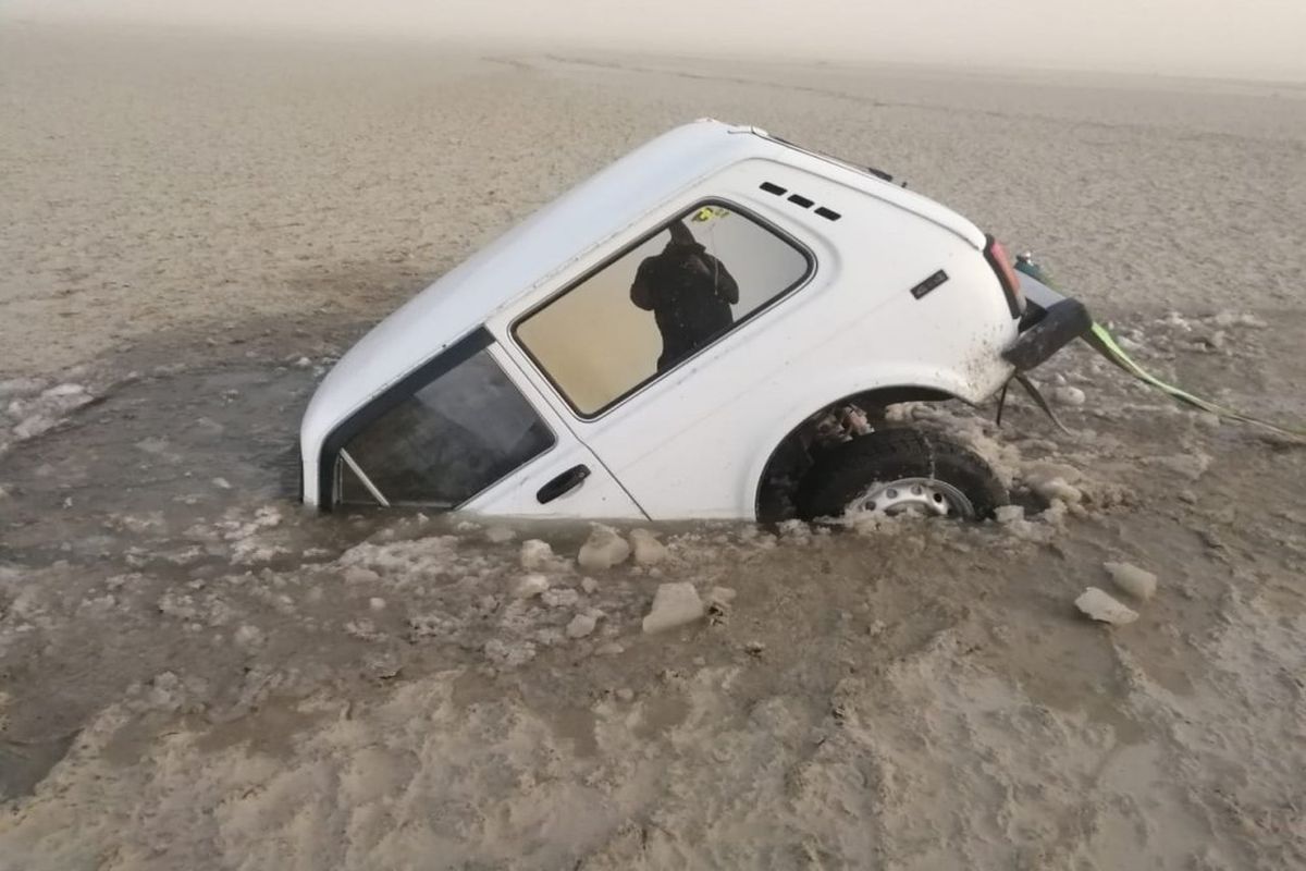 Автомобиль застрял в песке