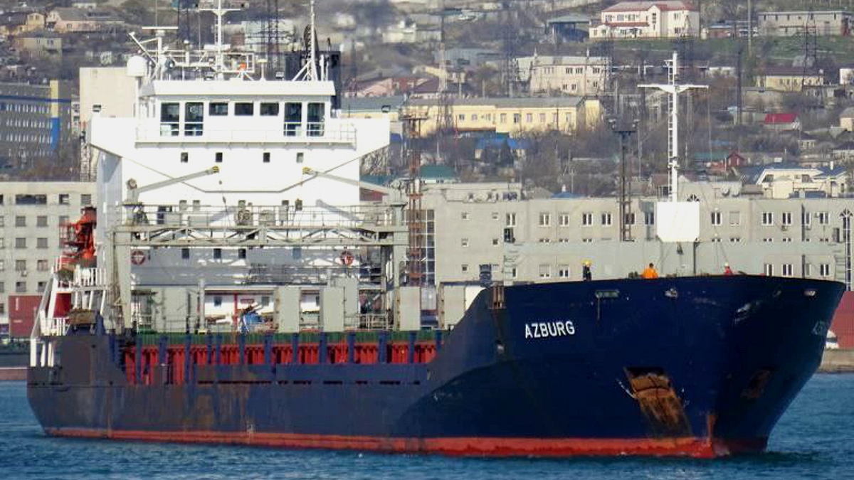 Иностранные судна. Азбург судно. M/V AZBURG. Суда в украинском порту. Под кораблем.