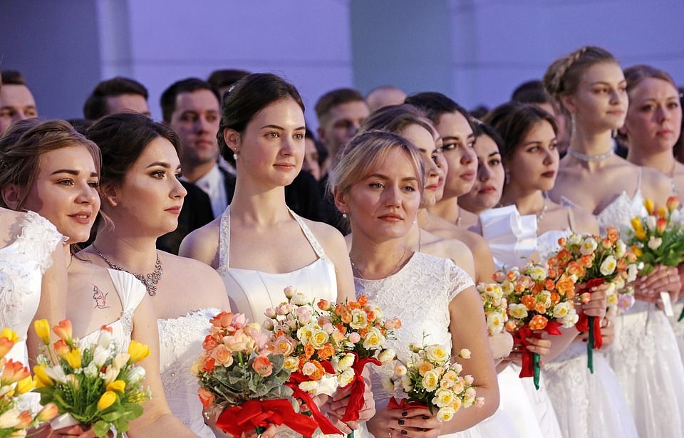 Британцы из Daily Mail восхитились красотой студенток на балу в Ростовской области