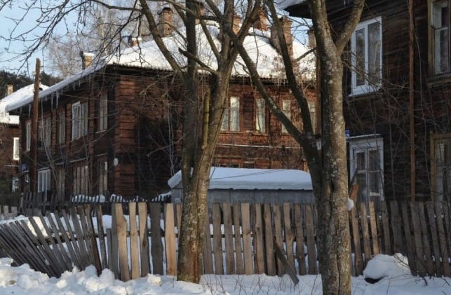 Зимний барак. Бараки зимой. Бараки в Перми. Деревянные бараки зимой. Деревянный Барак зима.