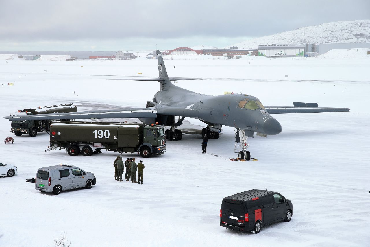 Ракетоносец B-1B Lancer резко прервал миссию у российских границ в Арктике