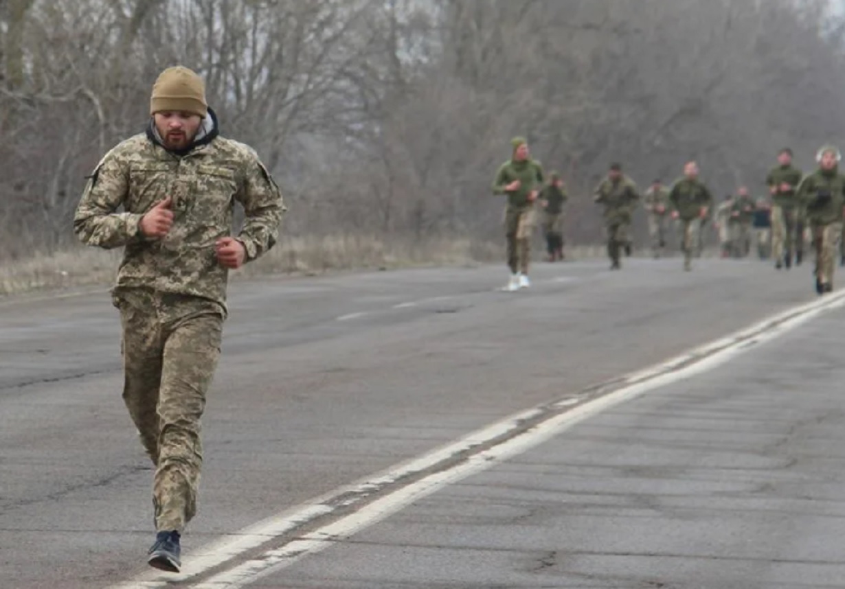 Российская армия бежит с Украины. Украинские военные бегут. Солдат бежит.