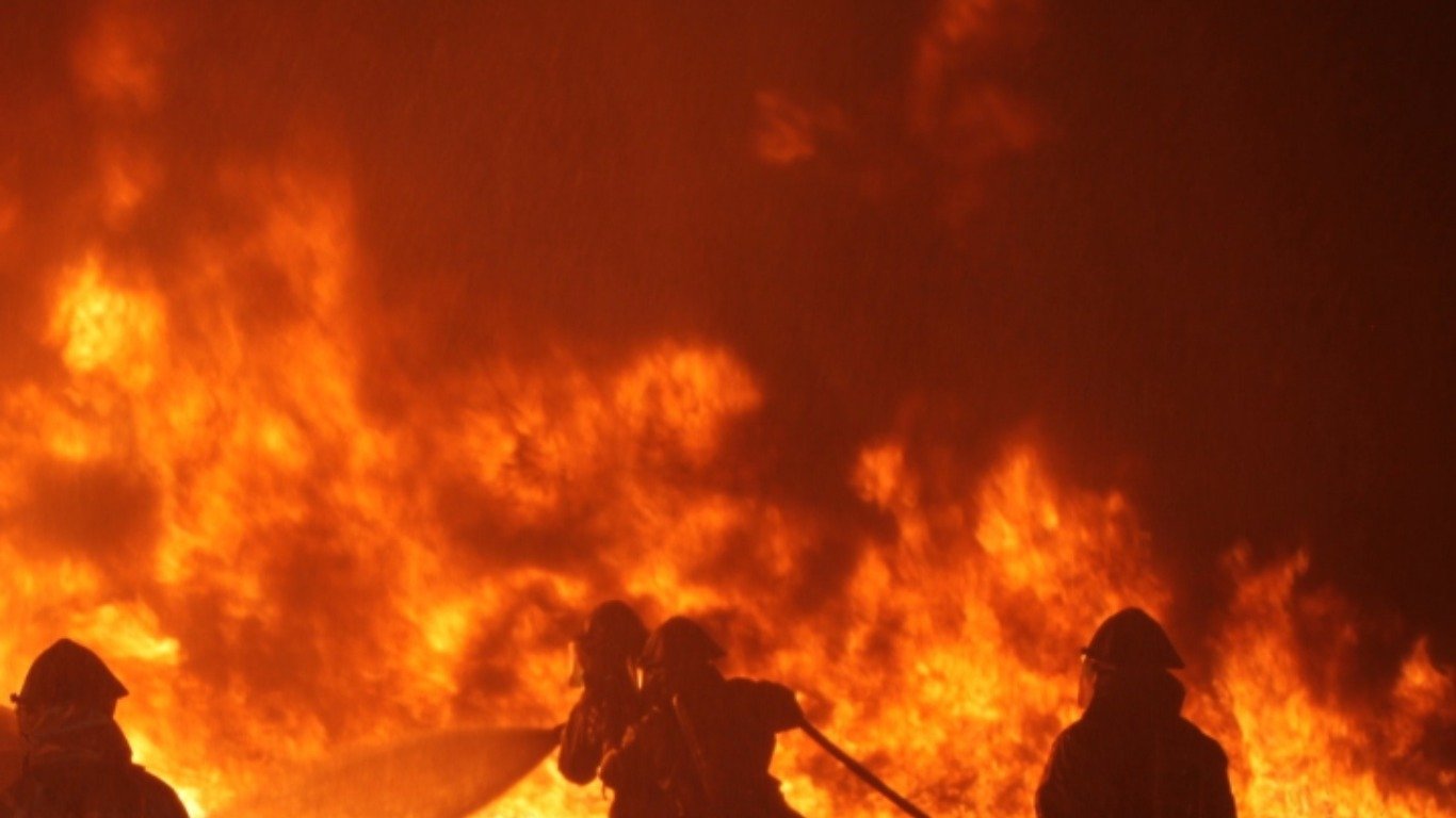 Горит нефтебаза в орле сегодня. Пожар фото. Пожар на нефтебазе в Белгороде. Горит Нефтебаза в Белгороде. Пожар на нефтебазе в Белгороде 2023.