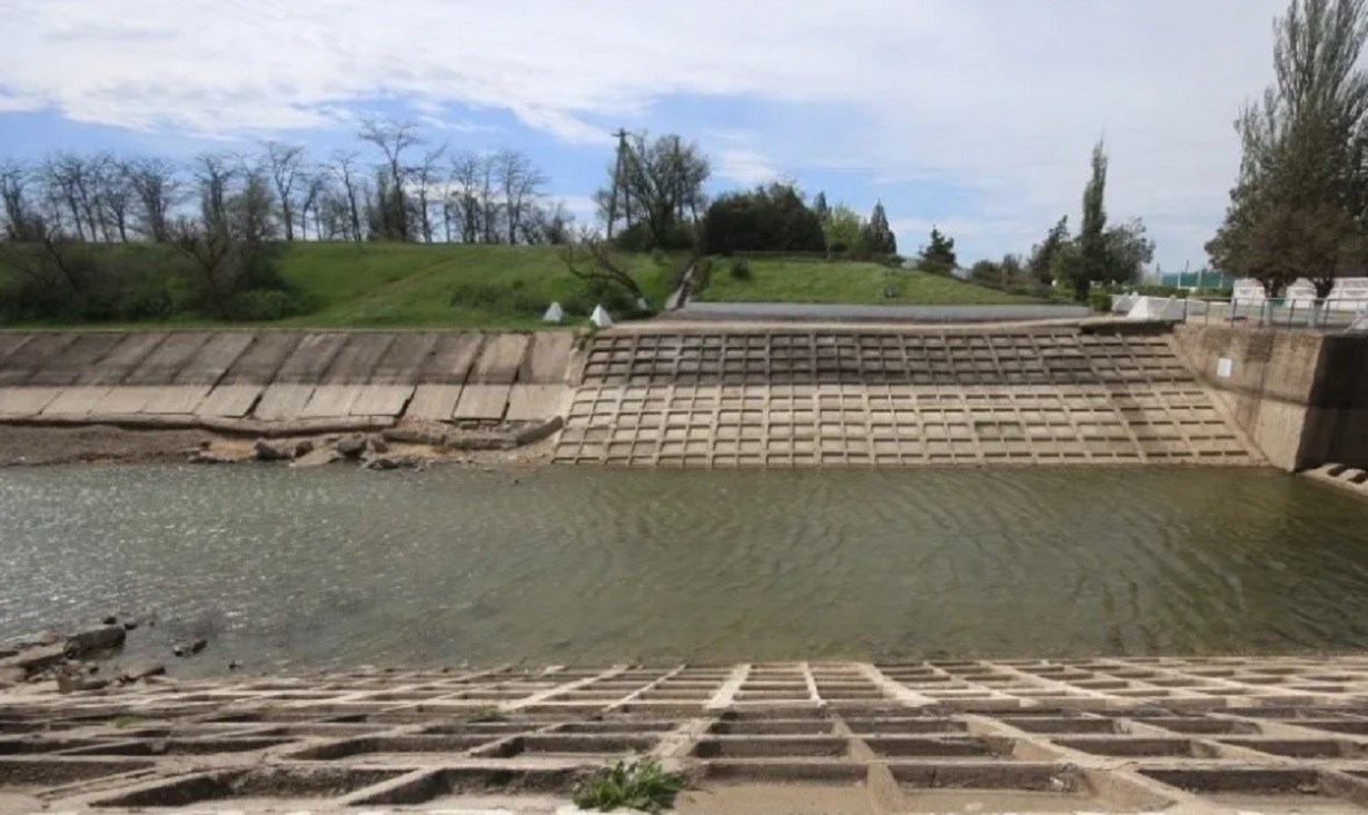 Крымский канал река. Канал в Крым из Днепра дамба. Дамба водной блокады Крыма. Прорыв дамбы Крымского канала. Крымский Водоканал дамба.