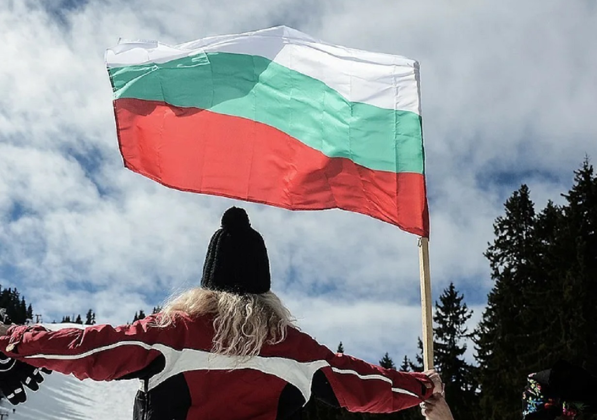 Сотрудничество болгария. Флаг Болгарии. Болгары флаг. Девушка с флагом Болгарии.