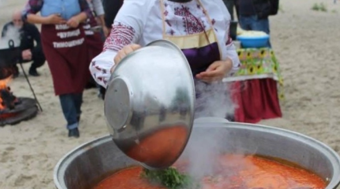 Из восьмилитровой кастрюли борща. Кубанский борщ на Кубани. Кубанский повар. На Кубани повар сварил 1101 литр борща. Кубань праздник борща.