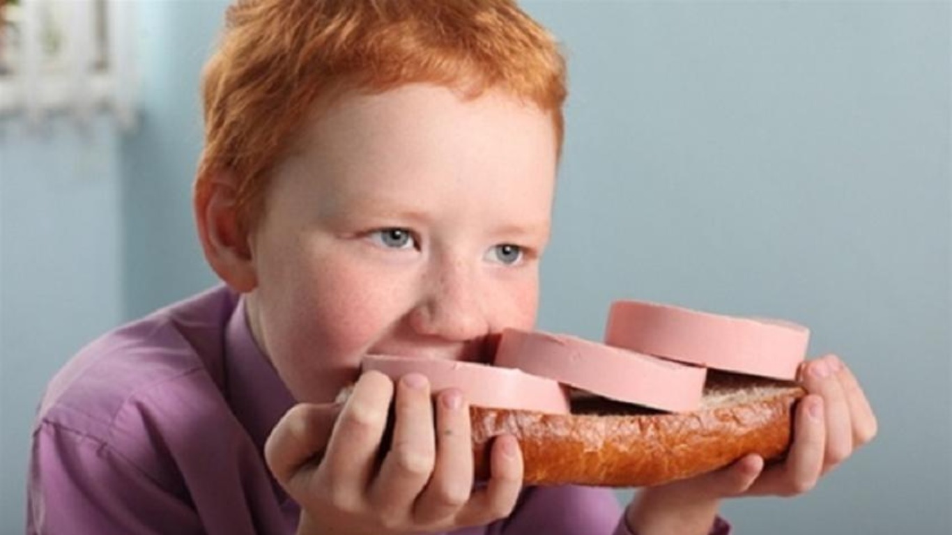 Есть. Мальчик ест бутерброд. Ребенок ест колбасу. Человек ест бутерброд. Бутерброды для детей.