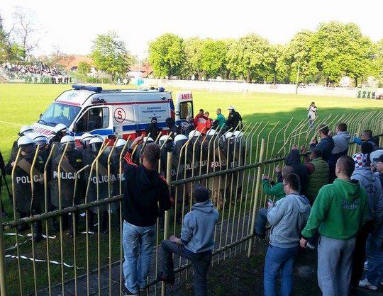 Убили футбольную команду. Полиция на футбольном поле. Кино Польша про фанатов полиция футбола. Диалог на стадионе.