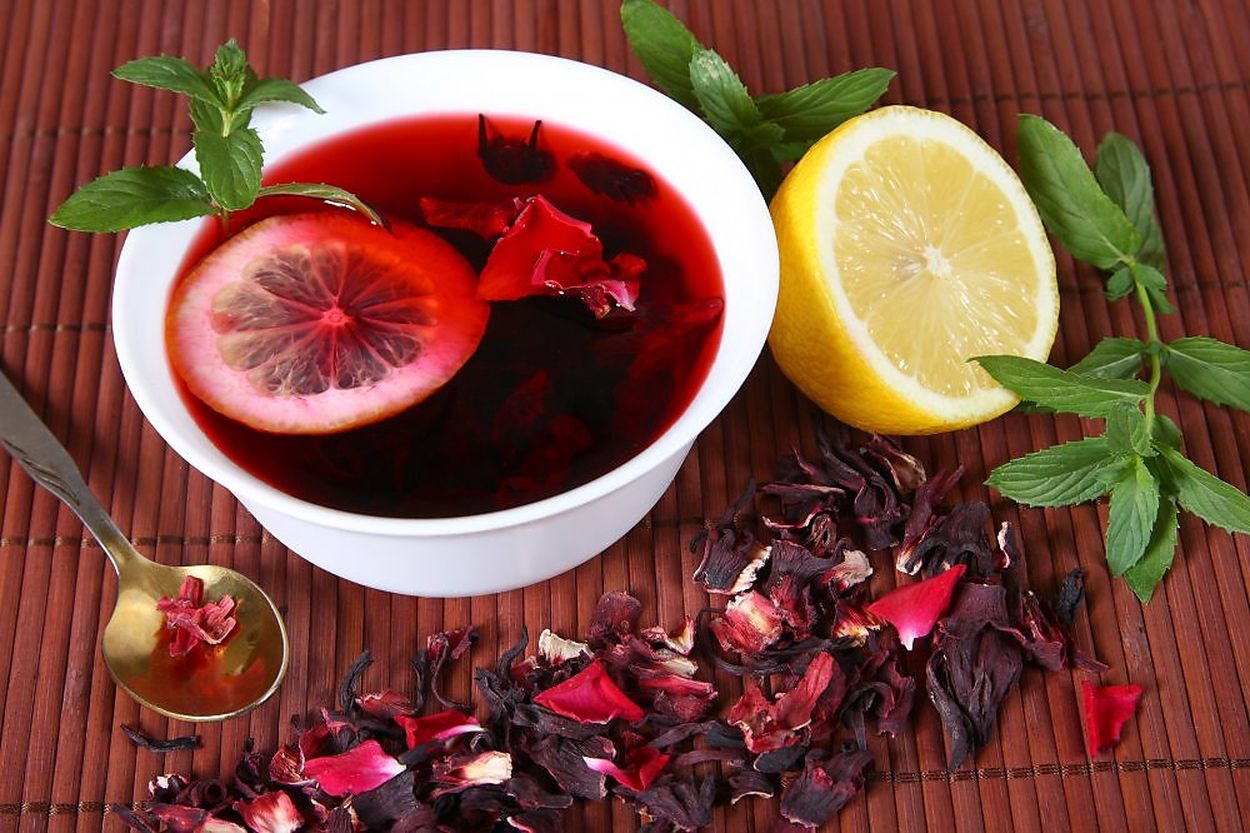 Каркаде как заваривать и пить. Чай "каркаде". Каркаде (гибискус). Красный чай каркаде. Гибискус чай каркаде.