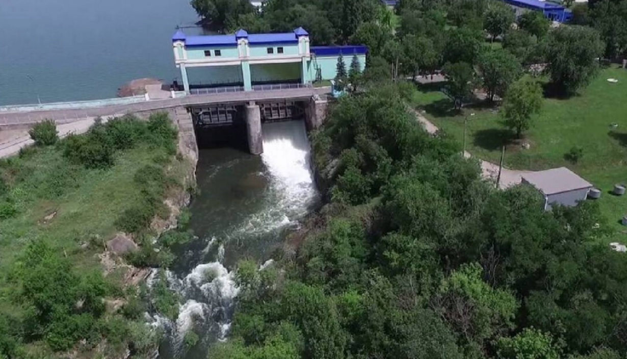 Река поднимается вверх. Карачуновское водохранилище кривой рог. Река поднимается вверх. Чемитоквадже водопады. Чумыш заринск.