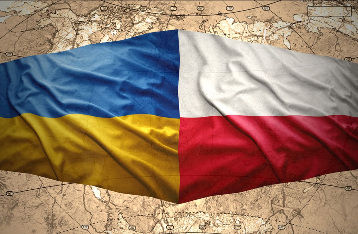Украина и польша конфликт. Флаг Польши и Украины. Польско украинский флаг. Польша против Украины. Украинские флаги в Польше.
