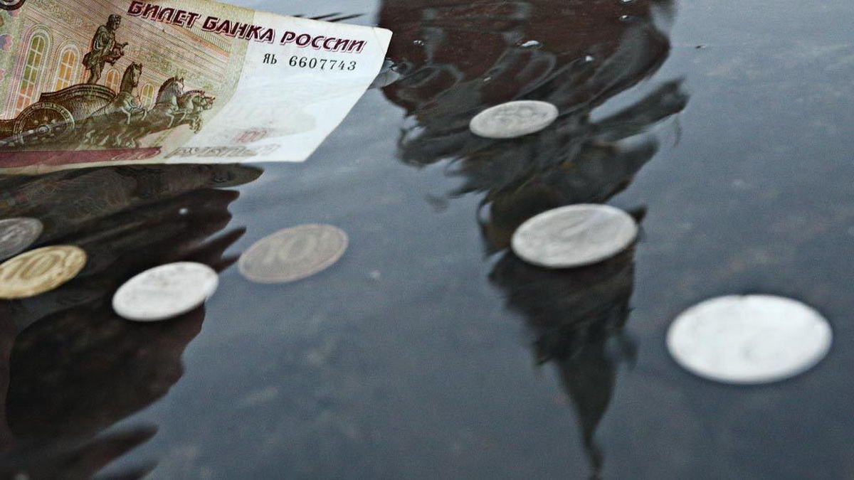 Обесценивание денег год. Обвал рубля. Рубль обвалился. Падение рубля. Рубль упал.